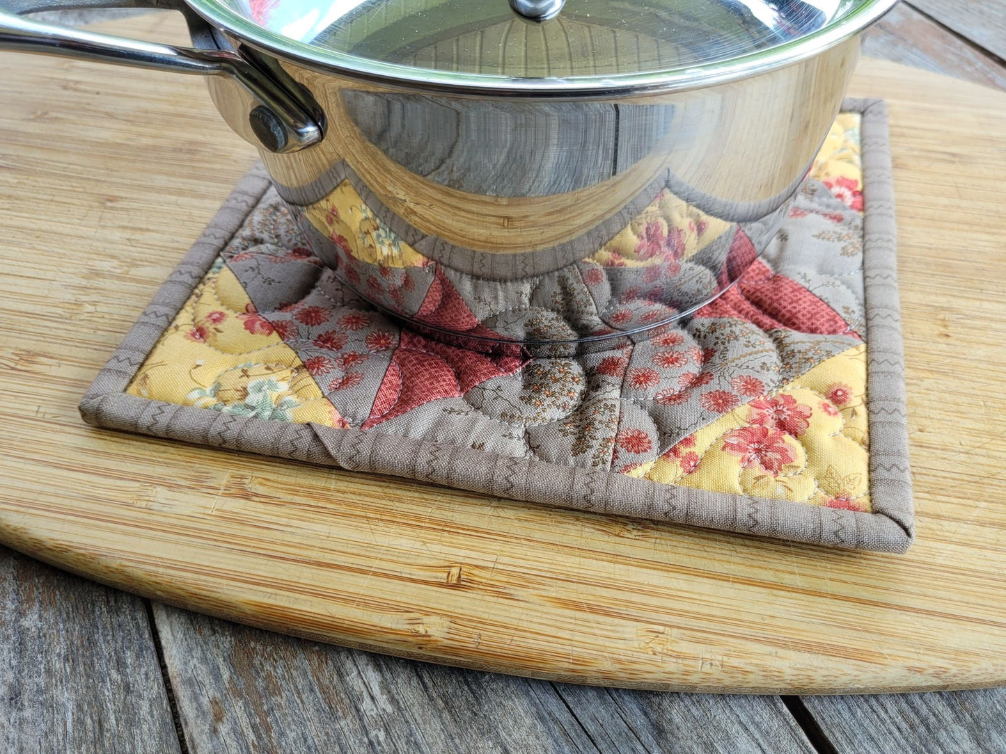 quilted hot mat under a small size saucepan